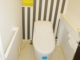 トイレリフォームストライプと黄色がアクセント。お洒落なトイレ空間が一日で完成！