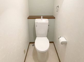 トイレリフォーム アクセント壁紙が映える、使い勝手の良いトイレ