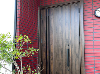 玄関ドアリフォーム 安心して暮らせる、落ち着いた色の玄関ドア