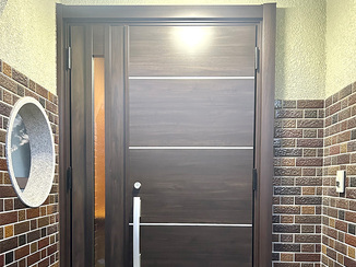 玄関ドアリフォーム 冬でも暖かく、光の眩しさを解消した玄関ドア