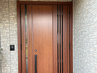 玄関ドアリフォーム 色あせを解消し、見違えるほどきれいに生まれ変わった玄関ドア