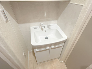 洗面リフォーム コンパクトで使いやすい、パントリー内洗面台