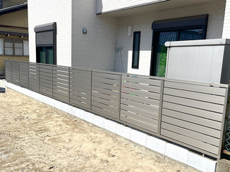 エクステリアリフォーム 視線と砂の流入を抑え、環境ストレスが軽減したフェンス