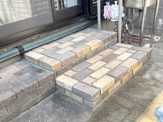 小工事 安心して上り下りができる、オシャレなデザインの段差
